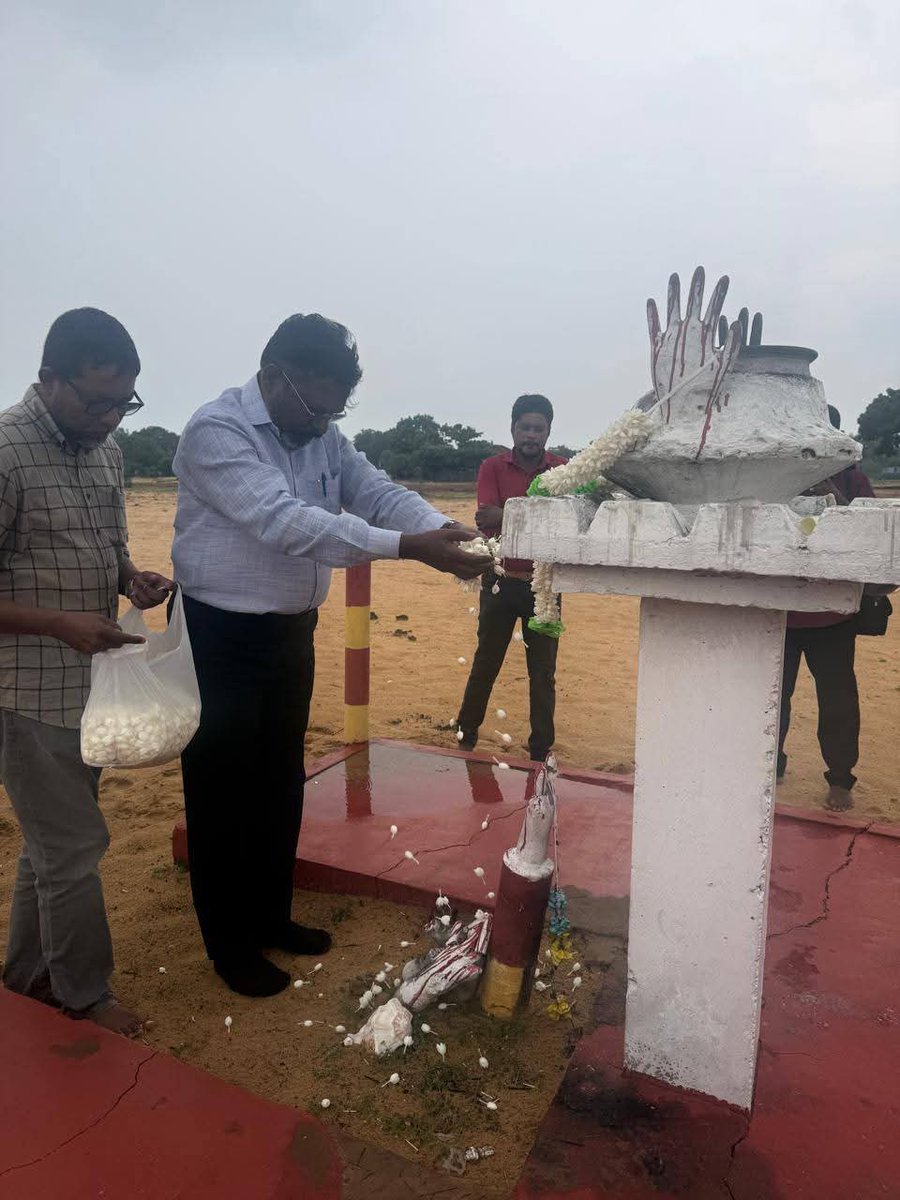 JayanthiVr's tweet image. இலங்கையில் தமிழ்த் தேசியப் பசுமை இயக்கத்தின் சார்பில் 
 நடைபெறவுள்ள  மலர்க்கண்காட்சி விழாவில் பங்கேற்க சென்றுள்ள தலைவர் அவர்கள் தமிழ்த் தேசியப் பசுமை இயக்கத்தின் தலைவர் பொ.ஐங்கரநேசன் வரவேற்றார்
முள்ளிவாய்க்கால் நினைவிடத்தில் அஞ்சலி செலுத்தினார்

#LeaderTholThirumavalavanMP 
#VCK