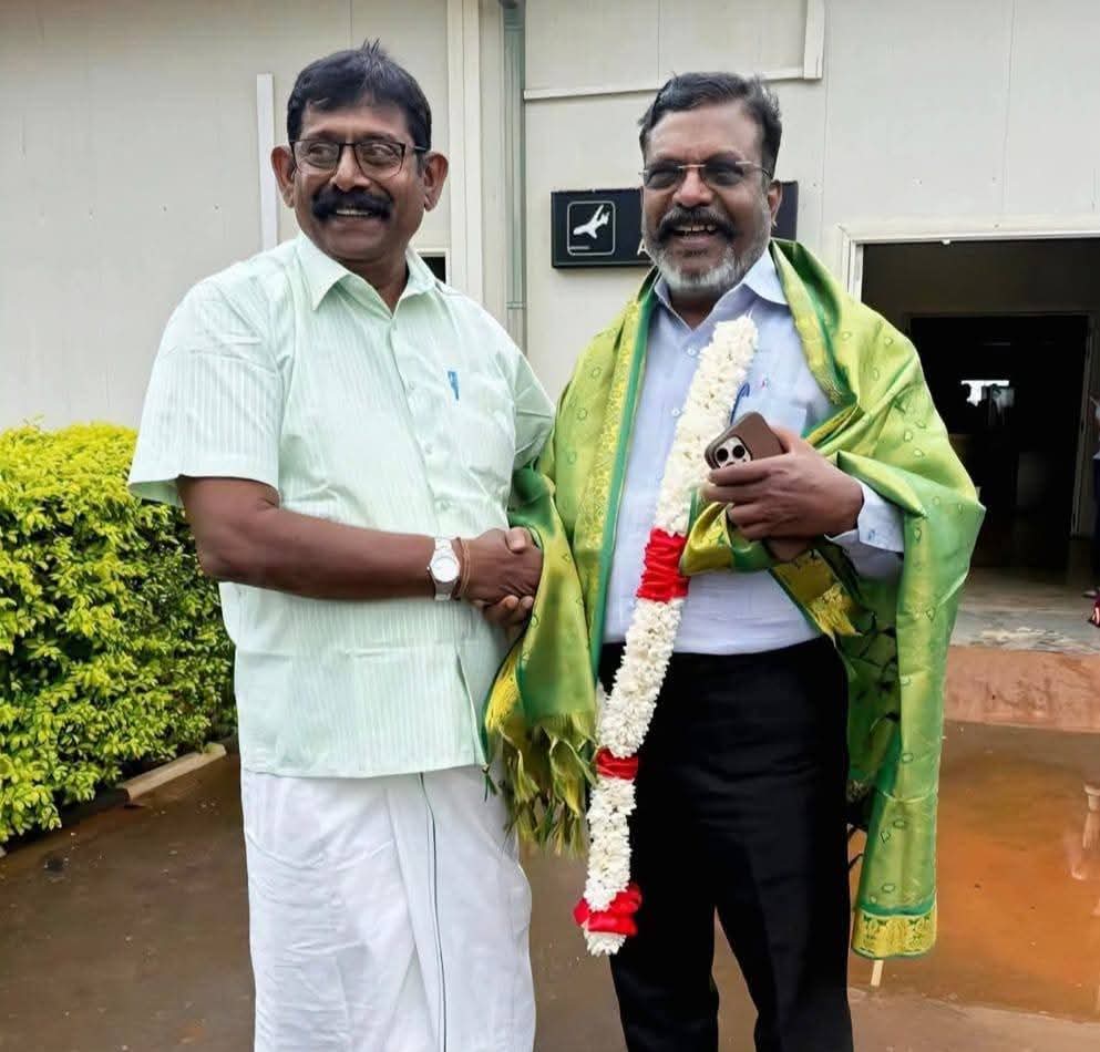 JayanthiVr's tweet image. இலங்கையில் தமிழ்த் தேசியப் பசுமை இயக்கத்தின் சார்பில் 
 நடைபெறவுள்ள  மலர்க்கண்காட்சி விழாவில் பங்கேற்க சென்றுள்ள தலைவர் அவர்கள் தமிழ்த் தேசியப் பசுமை இயக்கத்தின் தலைவர் பொ.ஐங்கரநேசன் வரவேற்றார்
முள்ளிவாய்க்கால் நினைவிடத்தில் அஞ்சலி செலுத்தினார்

#LeaderTholThirumavalavanMP 
#VCK