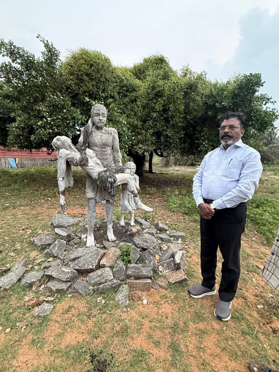 JayanthiVr's tweet image. இலங்கையில் தமிழ்த் தேசியப் பசுமை இயக்கத்தின் சார்பில் 
 நடைபெறவுள்ள  மலர்க்கண்காட்சி விழாவில் பங்கேற்க சென்றுள்ள தலைவர் அவர்கள் தமிழ்த் தேசியப் பசுமை இயக்கத்தின் தலைவர் பொ.ஐங்கரநேசன் வரவேற்றார்
முள்ளிவாய்க்கால் நினைவிடத்தில் அஞ்சலி செலுத்தினார்

#LeaderTholThirumavalavanMP 
#VCK