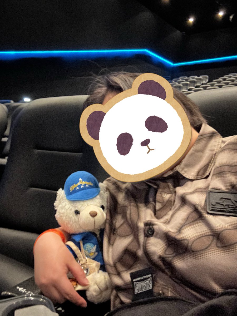 本日個人的オーラス‼️
心を強くこの格好で🤣🤣
1番前のお席は全面からベースがめっちゃズンズン聞こえててならちゃんのかっこよさを痛感😍😍
周りに人がいないのをいい事に1人盛り上がって来ました😆💕
久しぶりにまさきちと一緒🐻‍❄️✨
#Official髭男dism 
#LIVEATSTUDIAM2025