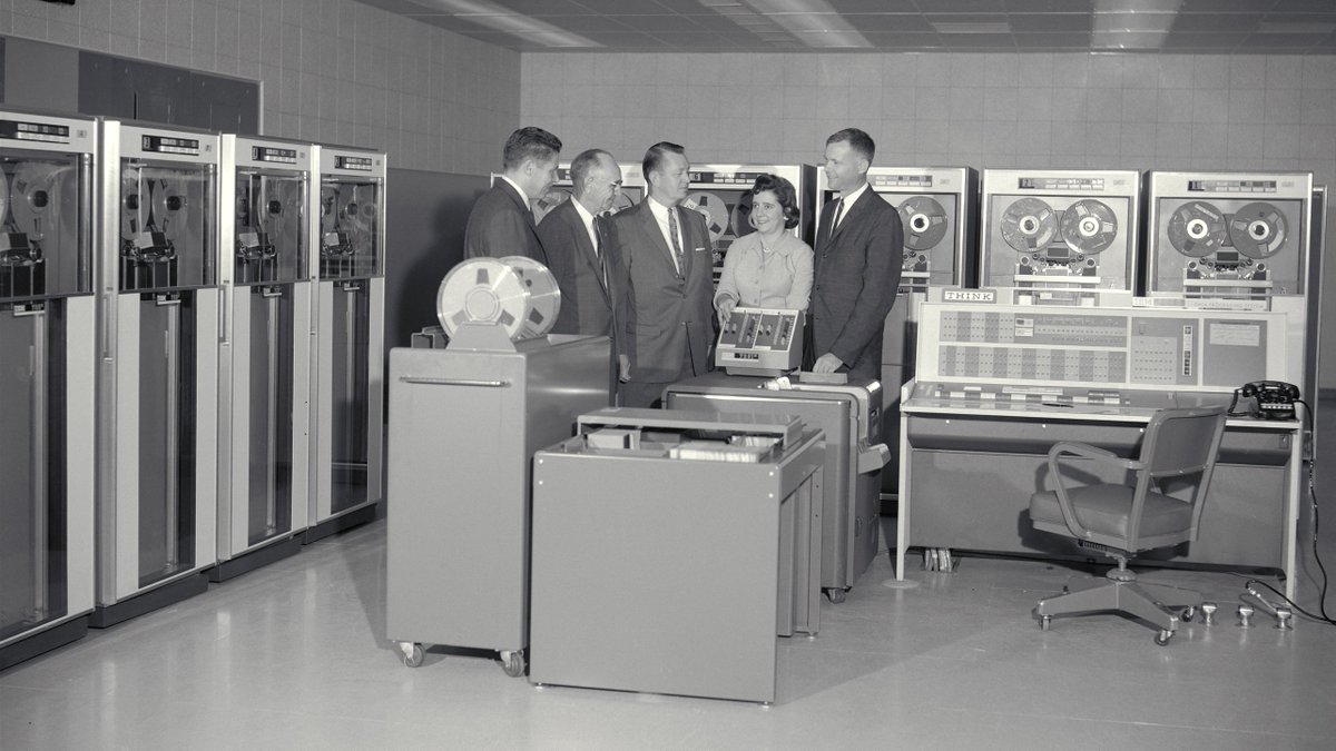 ForoHistorico's tweet image. #TalDíaComoHoy en 1959, IBM entregó los primeros IBM 7090, ordenadores totalmente transistorizados que revolucionaron la informática. 🚀🖥️ Su potencia permitió avances científicos y espaciales.