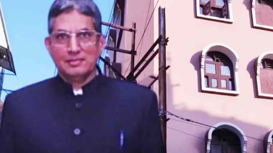 aajtak's tweet image. Delhi Blast: अल-फलाह ट्रस्ट के संचालक जवाद सिद्दीकी पर शक, 90 करोड़ की धोखाधड़ी कर हो चुका है फरार 

#AlFalahUniversity #DelhiBlast #FaridabadTerrorModule #JawadAhmadSiddiqui 

पूरी खबर: intdy.in/szsugi