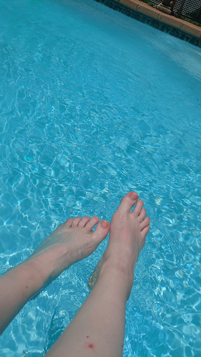 meetBri's tweet photo. Vitamin D and main character energy 😘
#SummerVibes #poolday #SunKissed #WeekendMood #Confidence #GlowUp #feetِ #legs https://t.co/ftyX7W77Gd