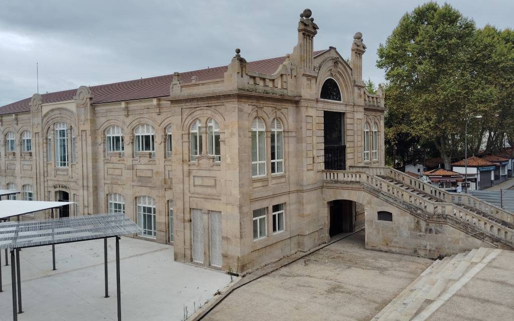 Os praceiros en Ourense non presentaron o proxecto de traslado en prazo -  novasdoeixoatlantico.com/os-praceiros-e… 

Ourense | Os comerciantes da Praza de Abastos número 1 de Ourense non presentaron en prazo o proxecto que lles requiriu o Concello para trasladar os seus postos, actualmente ...