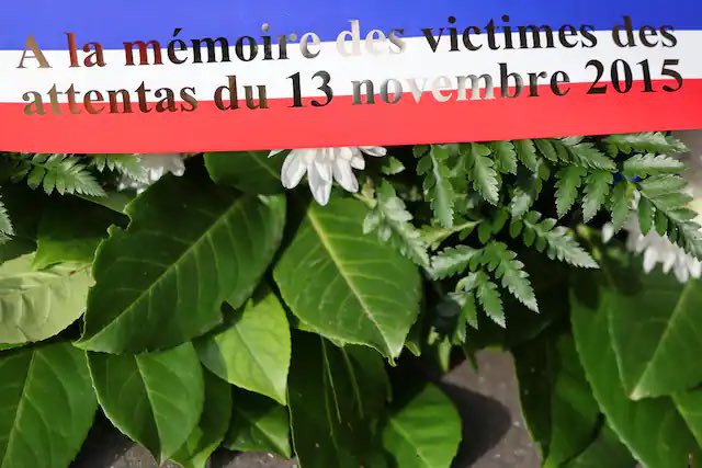 Dieci anni fa gli attentati del 13 novembre colpirono Parigi allo Stade de France, al Bataclan e nei locali del centro, lasciando oltre 130 morti e più di 350 feriti. Una tragedia che non riguardò solo la Francia, ma l’Europa intera: tra le vittime anche l’italiana Valeria