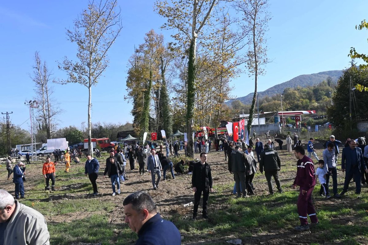 Devrek Geleceğe Nefes, Yeşil Vatana Sevda Dedi
#Devrek’te vatandaşlar, öğrenciler, sivil toplum temsilcileri ve orman teşkilatı personeli, geleceğe nefes olacak fidanları toprakla buluşturdu.
"Şahidimiz Toprak, İmzamız Fidan, Sevdamız Yeşil Vatan "

#MilliAğaçlandırmaGünü