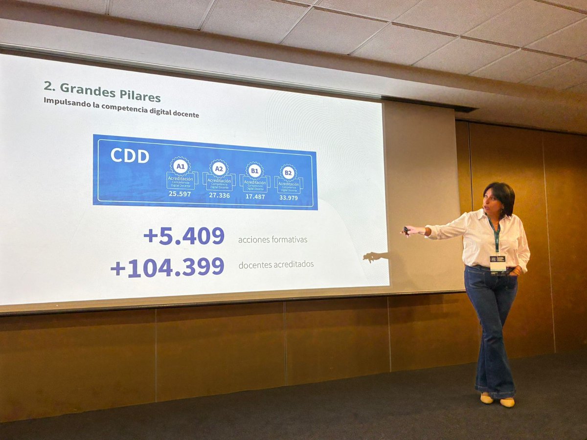 👩‍💻<a href="/EstelaVillalbaV/">Estela Villalba</a> participa en el III Congreso de IA de Andalucía en Granada:

👉<a href="/EducaAnd/">Consejería Desarrollo Educativo y FP</a> está considerada como modelo de éxito de la digitalización de la educación
🎓El profesorado andaluz, y su alto nivel de implicación, es la pieza clave

#Inteligencia_Aumentada #AndalucIA25