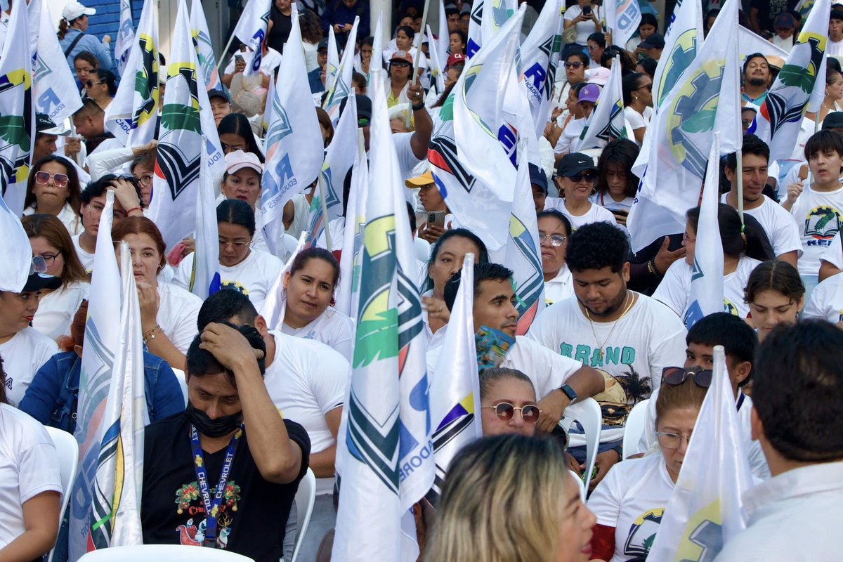 📚 Comprometidos con la educación del Ecuador 📚
En el Encuentro de Educadores, nuestro presidente nacional de la #RED, MSc. <a href="/AgustinLindao/">Agustin Lindao</a>, presentó a la Ministra de Gobierno, Ab. <a href="/zaidarovira/">Zaida Rovira</a>, y a la delegada del Ministerio de Educación, Deporte y Cultura, MSc. <a href="/DanielaFCB/">DanielaFebres-Cordero</a>, una