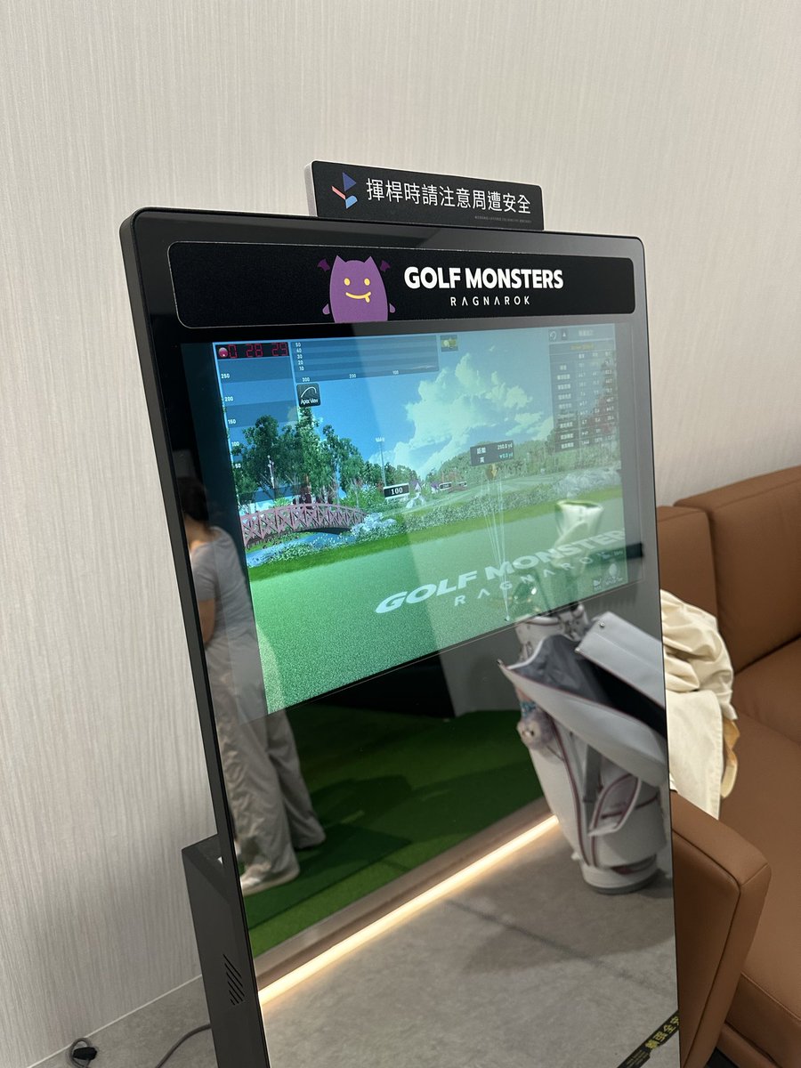 お友達と台湾で初シュミレーションゴルフ🏌️‍♀️⛳️🇹🇼雨風すごくて髪ボサボサ😂楽しかった〜〜