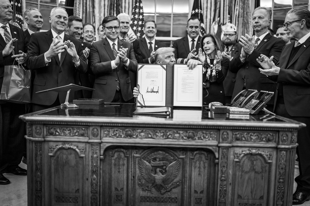 datacuria's tweet photo. SIGNED &amp; DELIVERED: President Trump signs bill reopening the government. 🇺🇸

For 43 days, Democrats shut down the government, trying to extort billions from taxpayers for illegal aliens. Today's message: Republicans won't give in. https://t.co/QhlngJJ6h3