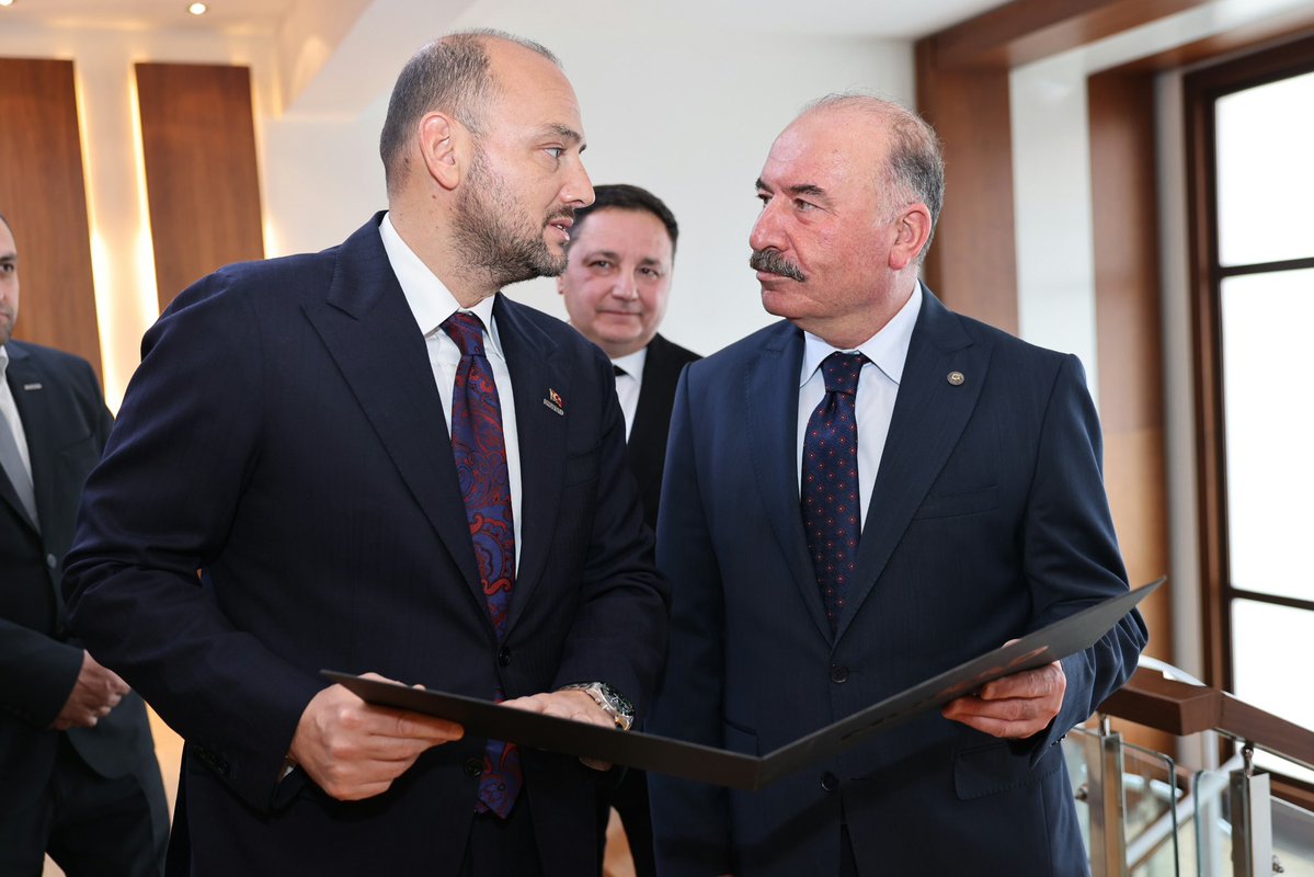 Çorum ziyaretimiz kapsamında, Valimiz Sayın Ali Çalgan’ı (<a href="/ValiAliCalgan/">Ali ÇALGAN</a>) makamında ziyaret ettik.

Ziyaretimizde, MÜSİAD olarak Çorum’un üretim kapasitesini güçlendirecek, istihdamı artıracak ve bölgesel kalkınmayı destekleyecek iş birliklerini ele aldık. Çorum’un sanayi ve