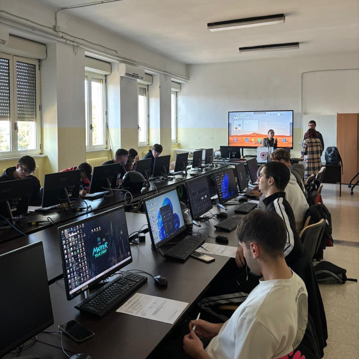 Dopo l'avvio dei percorsi formativi FSL Formazione Scuola Lavoro al Panetti-Pitagora di Bari, è il turno del Pertini Anelli Pinto di Castellana Grotte.
I ragazzi in aula per la nuova annualità, curiosi di scoprire le novità introdotte nell’ambito del programma TRACCIAMO IL FUTURO
