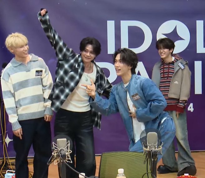 pakucheeez's tweet photo. 【速報】りひ牧、韓国のアイドル番組IDOL RADIOでダイアンポーズを披露することに成功 https://t.co/LjUrgECra5