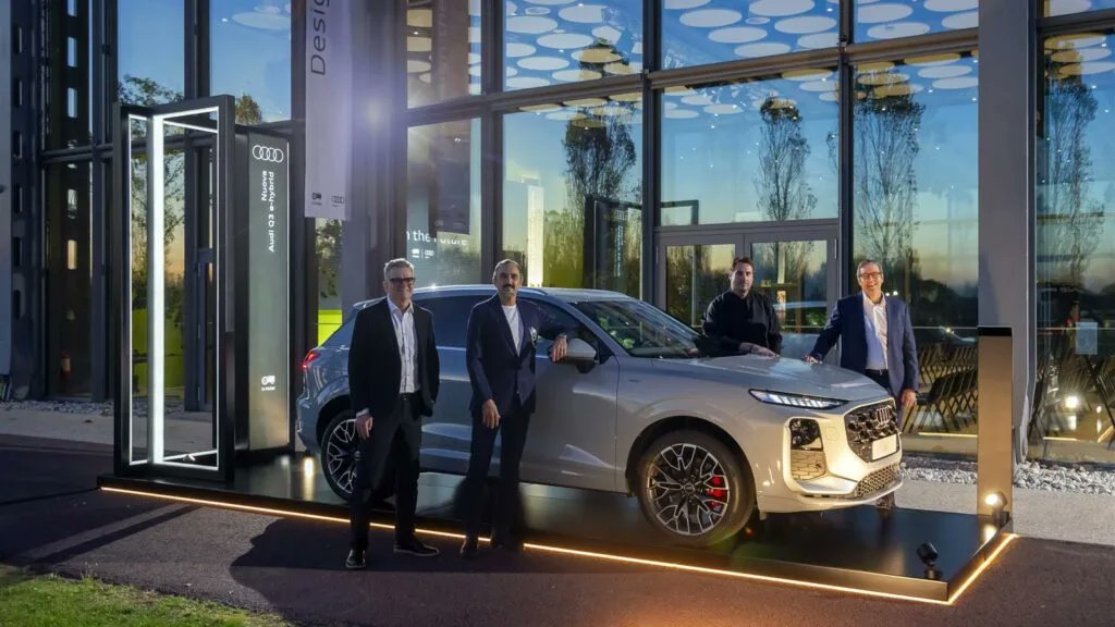 megamodo's tweet image. Audi rivoluziona il design con “Design the Future”, unendo essenzialità e avanguardia. Il marchio dei quattro anelli svela una visione innovativa, puntando su coerenza estetica e identità di brand. Tecnologia ed emozione restano al centro. #Audi #DesignTheFuture #Innovazione
👉…