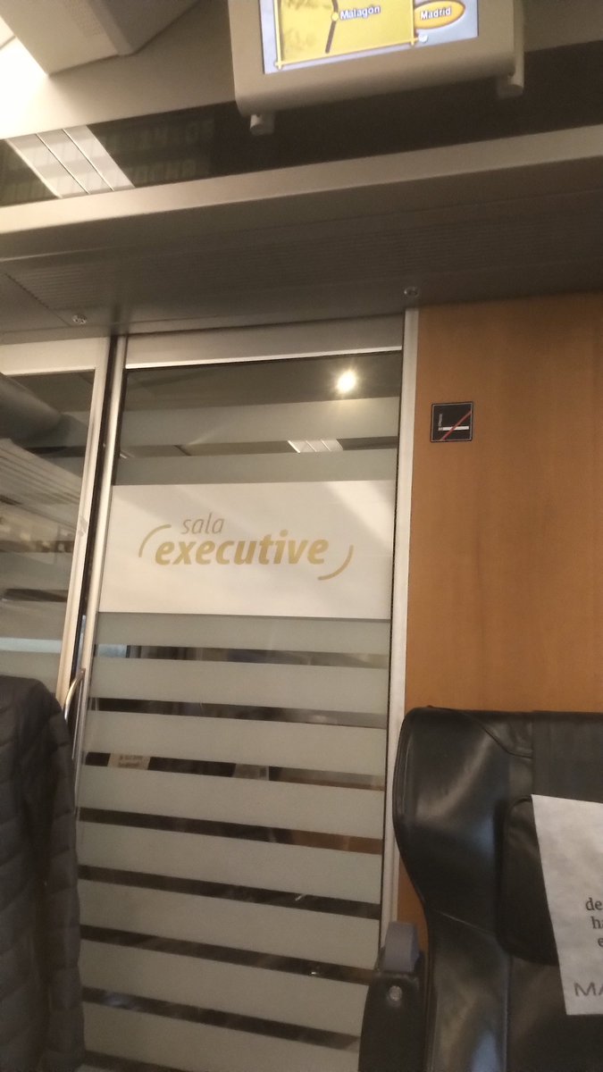 La sala del tren AVE donde los políticos corruptos se cogen la cogorza cuando van a prevaricar a Madrid.