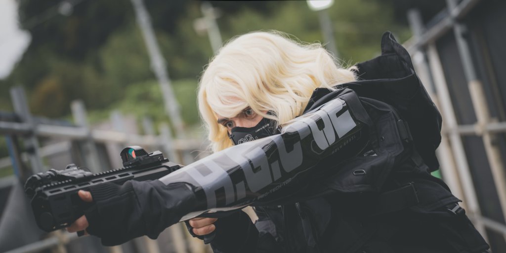 照準器越しに目が合った気がした。引き金を引いたのは同時だった。
凄まじい運動エネルギーを持った鉛の塊が頬を掠め、髪を散らす。
視線の先、真紅の花弁が舞う。
心臓の脈打つ音が、聞こえる。

photo：<a href="/unmatchsan/">へい</a>

#ARMOR祭2025