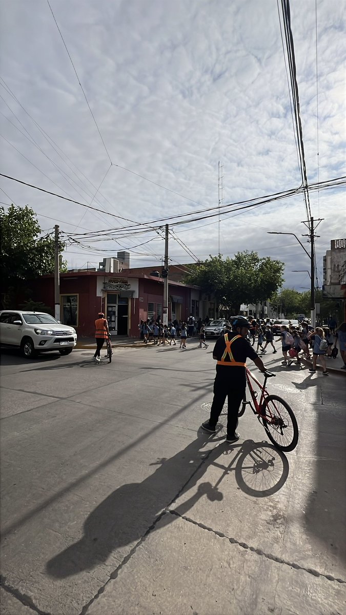 Alumnos de 1° y 2° año de la Escuela Gabriela Mistral se encuentran con los ensayos del taller de teatro como parte de las actividades de cierre de fin de año, compartiendo una jornada llena de entusiasmo, creatividad y trabajo en equipo en el Teatro de la Ciudad.