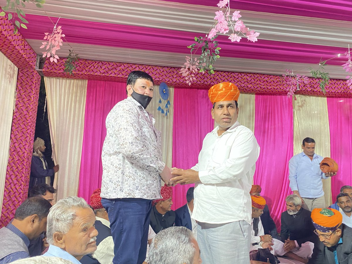 Opchotiyabjp's tweet photo. आज भोपालगढ़ में श्री नेमीचन्द जी सुथर के घर पर आयोजित वैवाहिक समारोह में शामिल होकर नवदंपति को सुखमय एवं मंगलमय जीवन की शुभकामनाएं प्रेषित की।

उनके द्वारा दिए गए मान सम्मान एवं स्नेहपूर्ण स्वागत के लिए हार्दिक आभार व्यक्त करता हूं। https://t.co/mRfMwpSElD