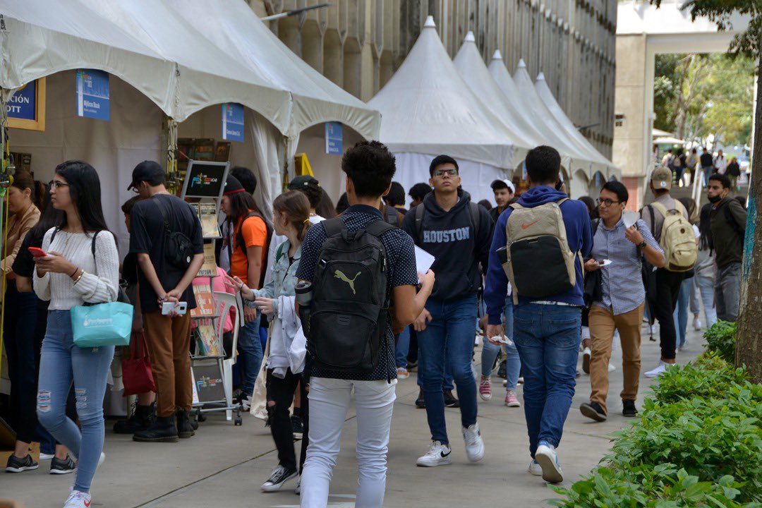 CulturaUrbana's tweet photo. La Feria del Libro del Oeste UCAB, organizada por #abediciones, editorial de @enlaUCAB, arriba este año a sus 10 primeros años de existencia. Un evento que se ha consolidado legítimamente como espacio dedicado a la creación, al pensamiento y al intercambio activo de ideas. https://t.co/vMvwxmQ8c7