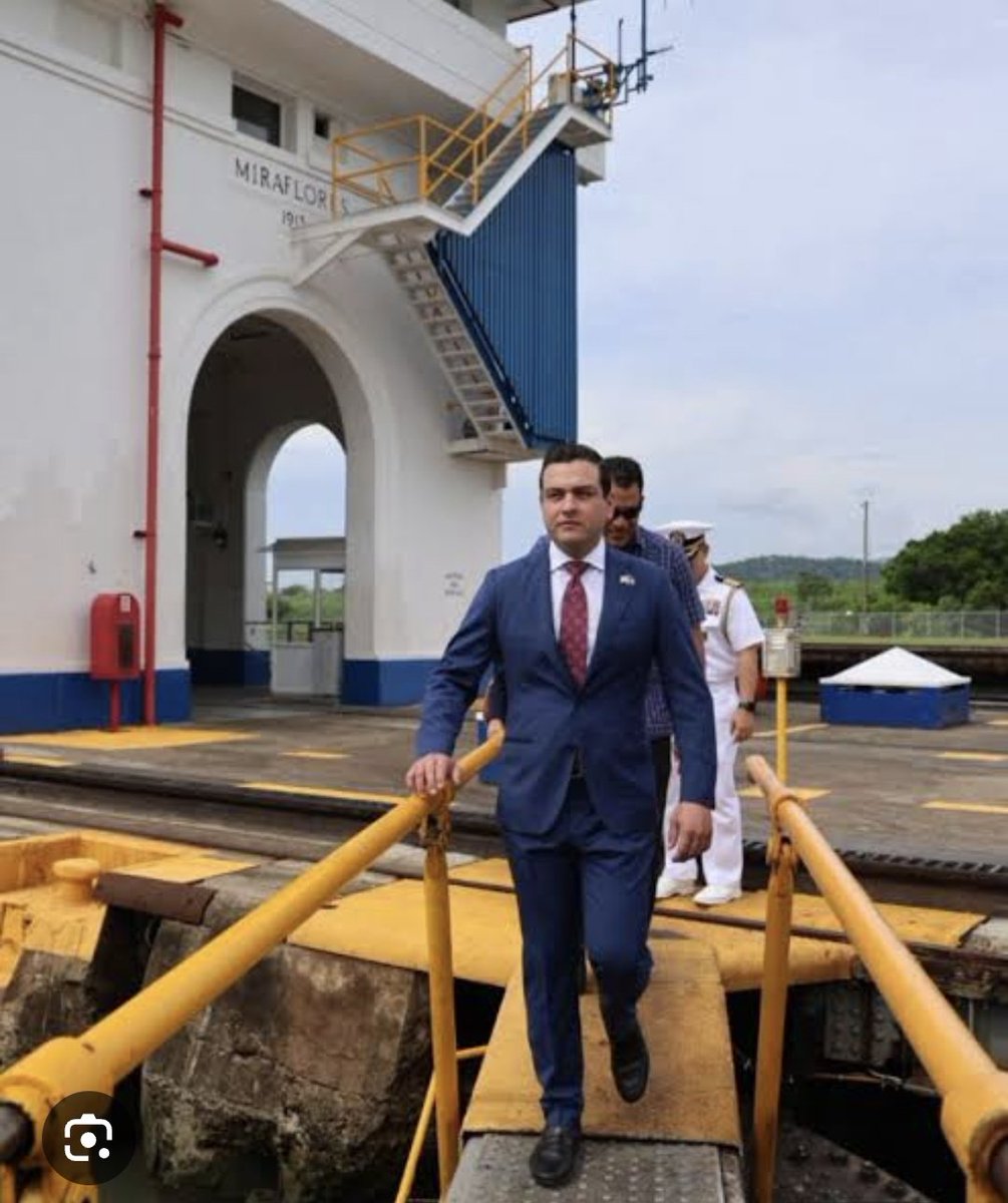 UCOCPTY's tweet photo. Por muchos años, tú, #Panama pudiste visitar el @canaldepanama gratis, abordo de remolcadores. La adm prohibió la visitas del pueblo, por "seguridad". La farandula y "vips" visitan gratis y sin chalecos de seguridad, que son "mandatorios". Hoy TU PAGAS para ver tu #CanalDePanama https://t.co/HU2nTI1PJb