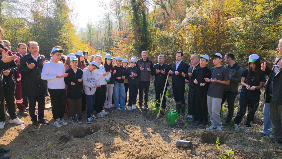 Yeşil Yenice’nin Yeşiline Yeşil Kattık

#Yenice’de #YeşilVatan’ımız hep var olsun diye toprağa imzamızı attık, geleceğe nefes olduk. 🌲🌳💚 

#YeşilVatanSeferberliği kapsamında dikilen her fidan; emeğin, inancın ve geleceğe bırakılan en kıymetli nefesin sembolü oldu.