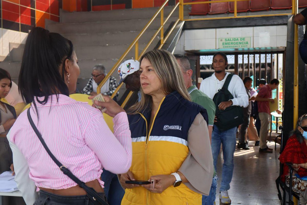 La Personería de Pereira estuvo presente para vigilar y asesorar el proceso de entrega de cartas-cheque a aproximadamente 300 personas víctimas del conflicto armado colombiano, que durante años habían estado esperando estas ayudas.