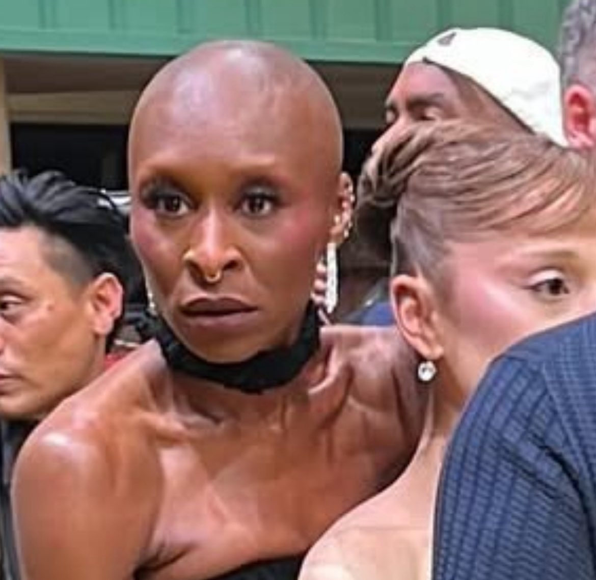 18islove_'s tweet image. security needs to hire Cynthia she was not playing at all 😭✌️