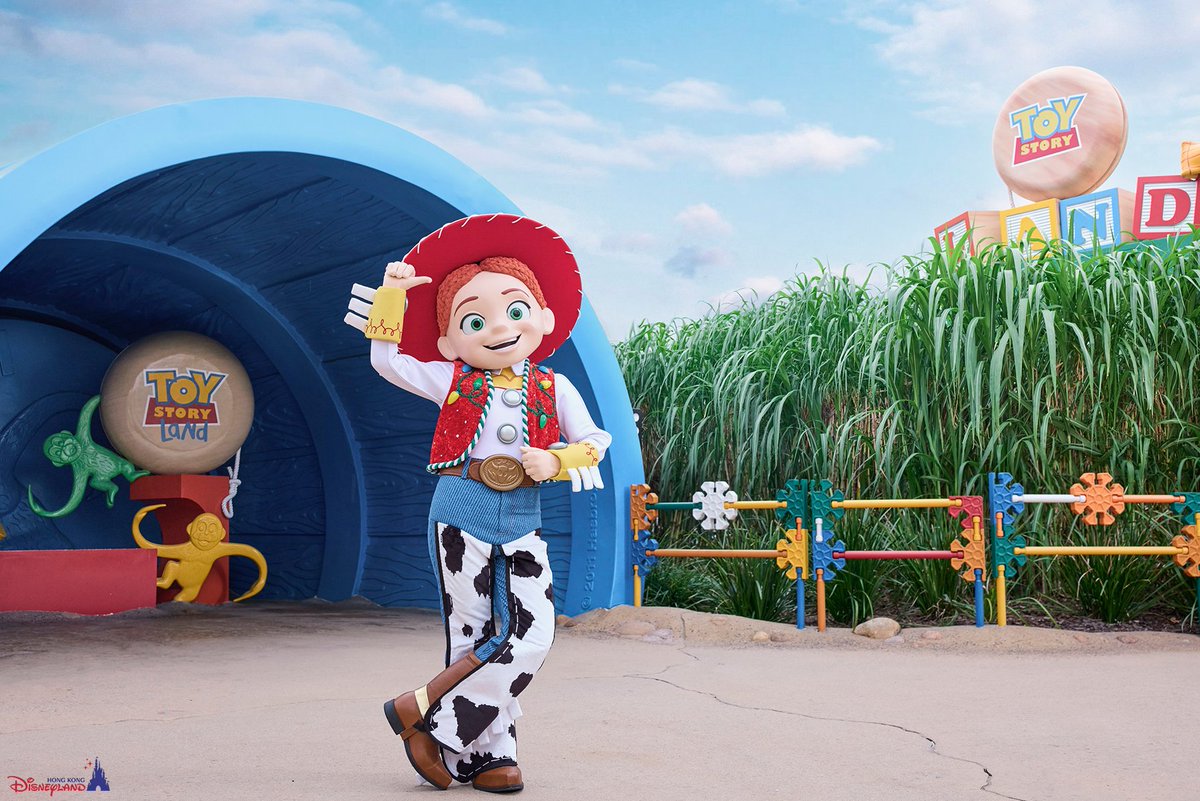 DMK_Blog's tweet image. 🎄✨ 🧸 2025 “A Disney Christmas” @ Hong Kong Disneyland Resort: Woody, Buzz Lightyear, and Jessie are making their first-ever appearance in festive holiday outfits in HKDL!

#ToyStory #ToyStory30 #ADisneyChristmas #Disney #Pixar #彼思 #DisneyParks #HKDL #HongKongDisneyland