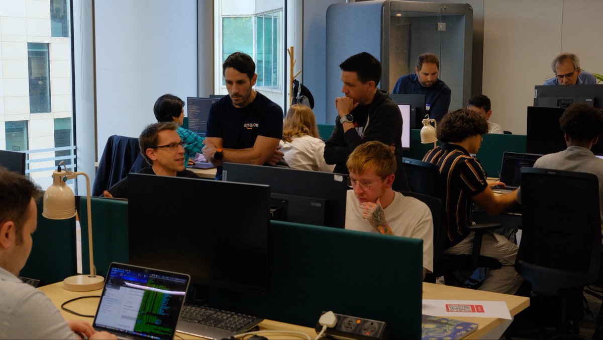 RNLConf's tweet image. Moving onto our second workshop of the day..

@AmazonAppDev with Pavan &amp;amp; Eric are showcasing how to “build your first app for the Big Screen” with the new Vega OS system 🤩

It’s packed with people, instructors &amp;amp; of course Amazon TV devices! 🔥