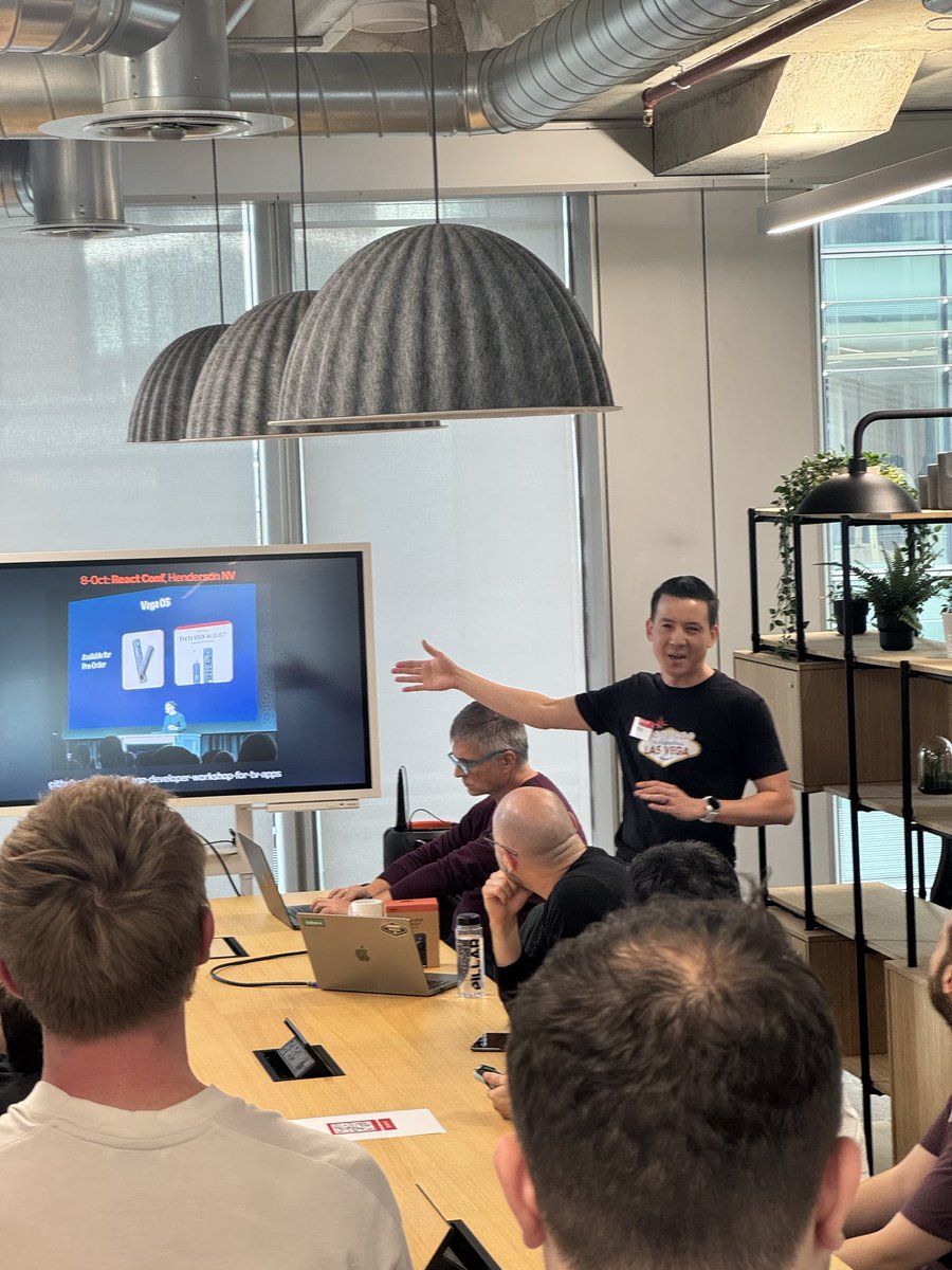 RNLConf's tweet image. Moving onto our second workshop of the day..

@AmazonAppDev with Pavan &amp;amp; Eric are showcasing how to “build your first app for the Big Screen” with the new Vega OS system 🤩

It’s packed with people, instructors &amp;amp; of course Amazon TV devices! 🔥