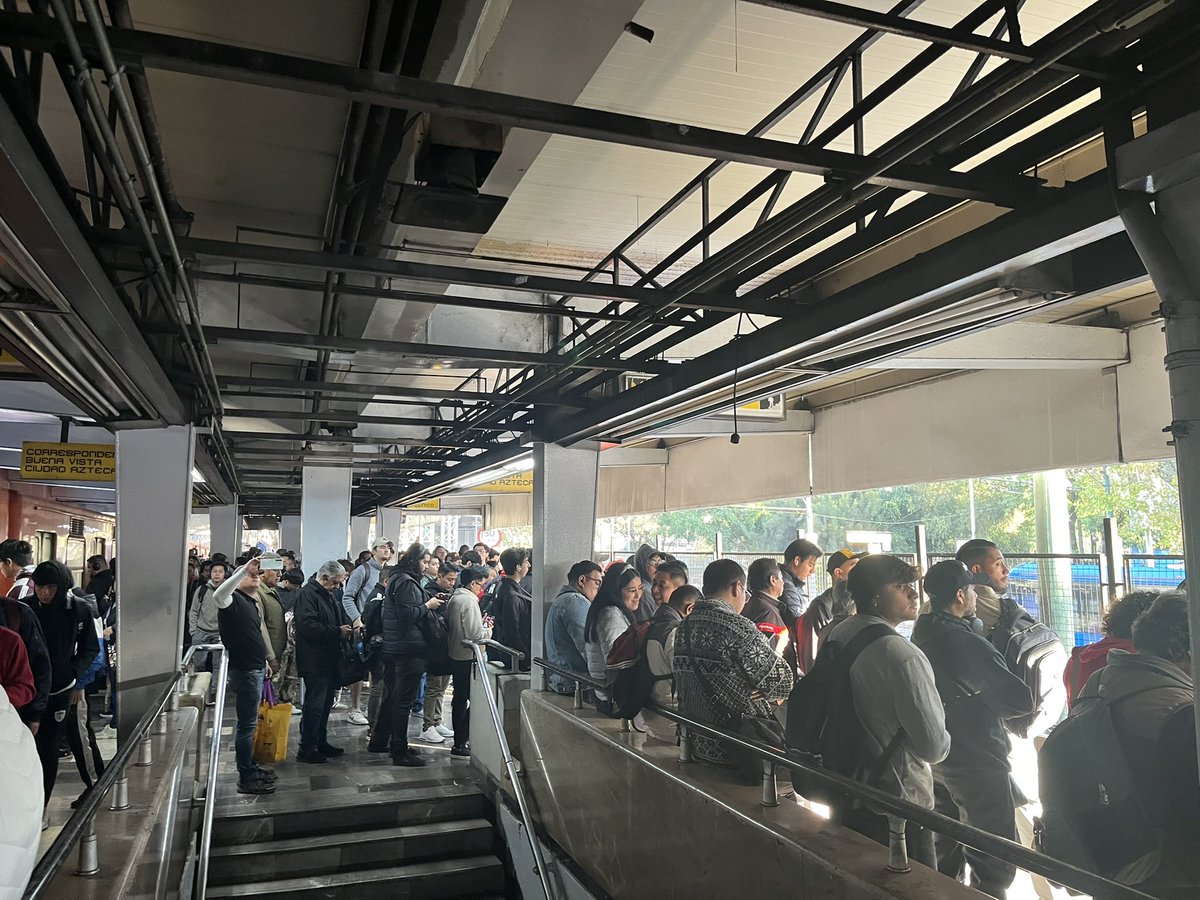 rola_aven's tweet photo. @MetroCDMX 15 minutos y no pasa tren direccion politecnico, metanse sus 6 min por el culo!!! https://t.co/lbOVY3EnBf