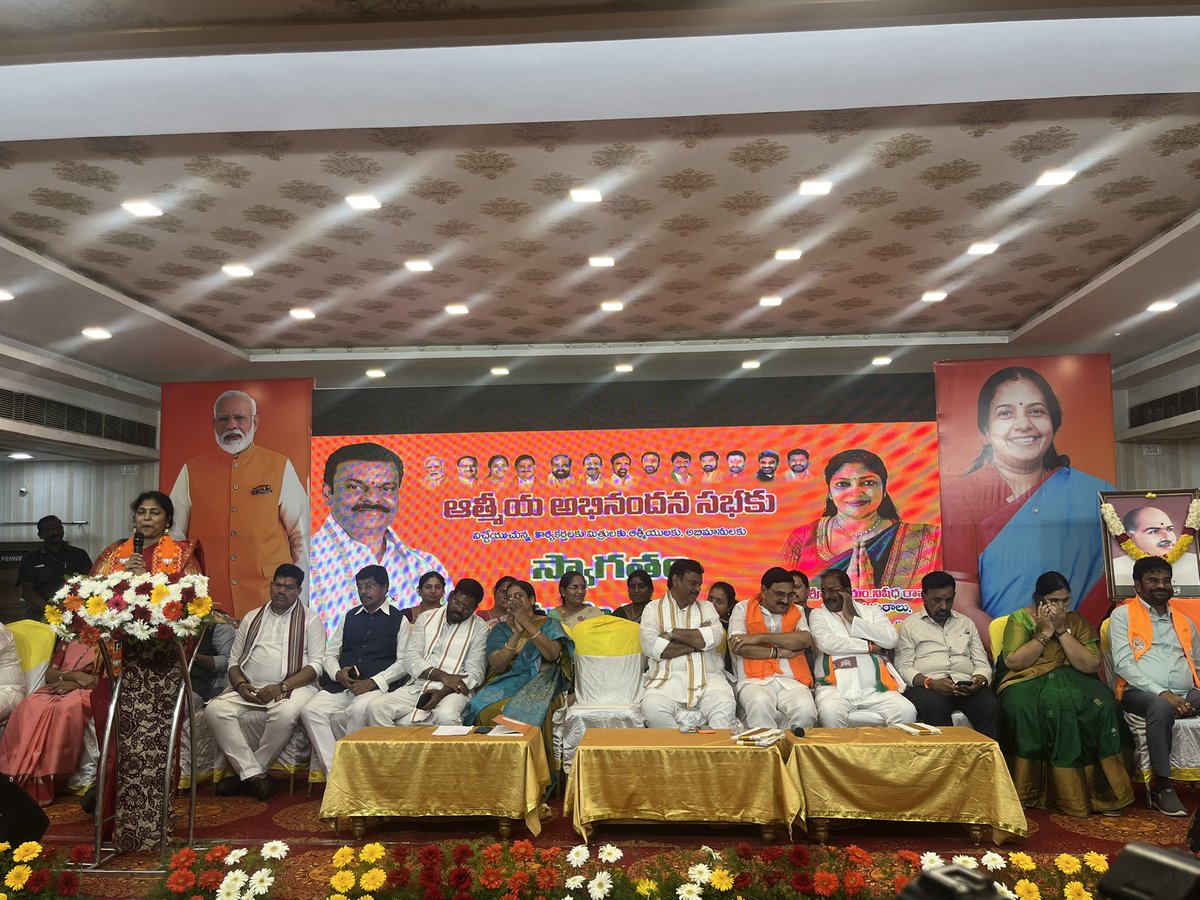 NishidhaRaju's tweet photo. Deeply honoured and humbled to receive the blessings and wishes of our respected leaders @MadhavBJP @somuveerraju  @BjpVarma  Paka Satyanarayana garu as I take on the responsibility of @BJPMahilaMorcha AndhraPradesh State President.
With their guidance and everyone's support, I hope to serve @BJP4Andhra with dedication, to work harder for women’s empowerment and service to society in Andhra Pradesh.
@blsanthosh @VanathiBJP