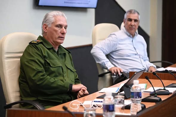 Vamos a trabajar esta epidemia como mismo se trabajó la COVID-19”,indicó el presidente Miguel Díaz-Canel Bermúdez, en reunión con expertos y científicos. Convocó a encuentros semanales para,desde la ciencia, aportar análisis y propuestas de soluciones.
📷| presidencia.gob.cu/.../enfrentar-…