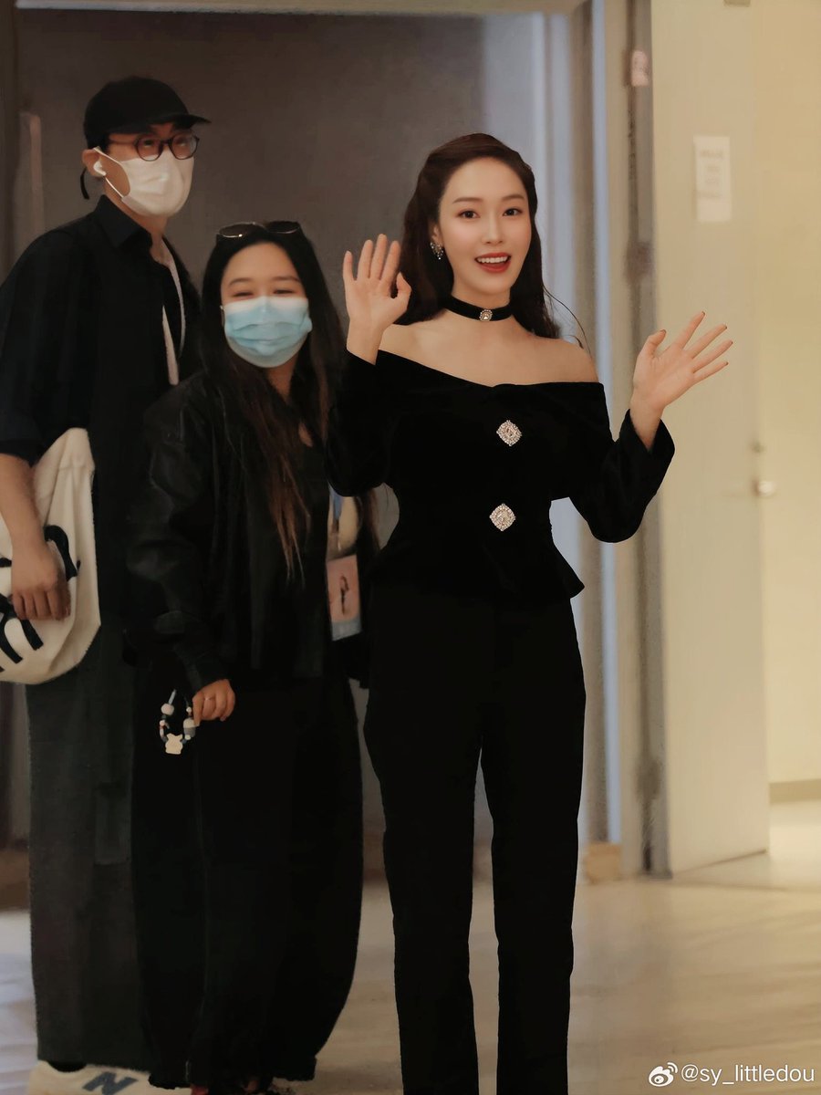 saving every pictures of jessica wearing this outfit 🫠😭 taken by different fansite and from different angle 😩🖤