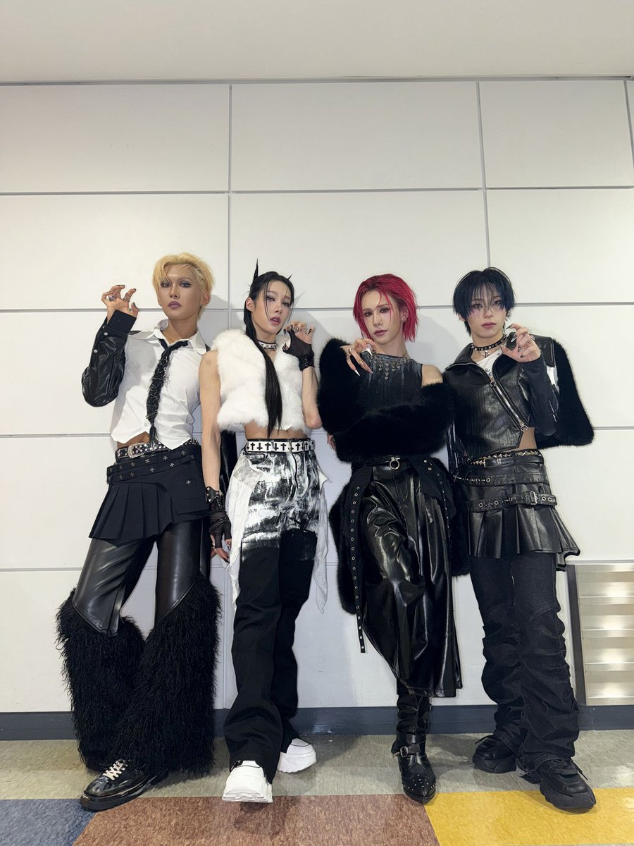251112 — photo 📸 POSE 🪻 — XLOV stun following their appearance