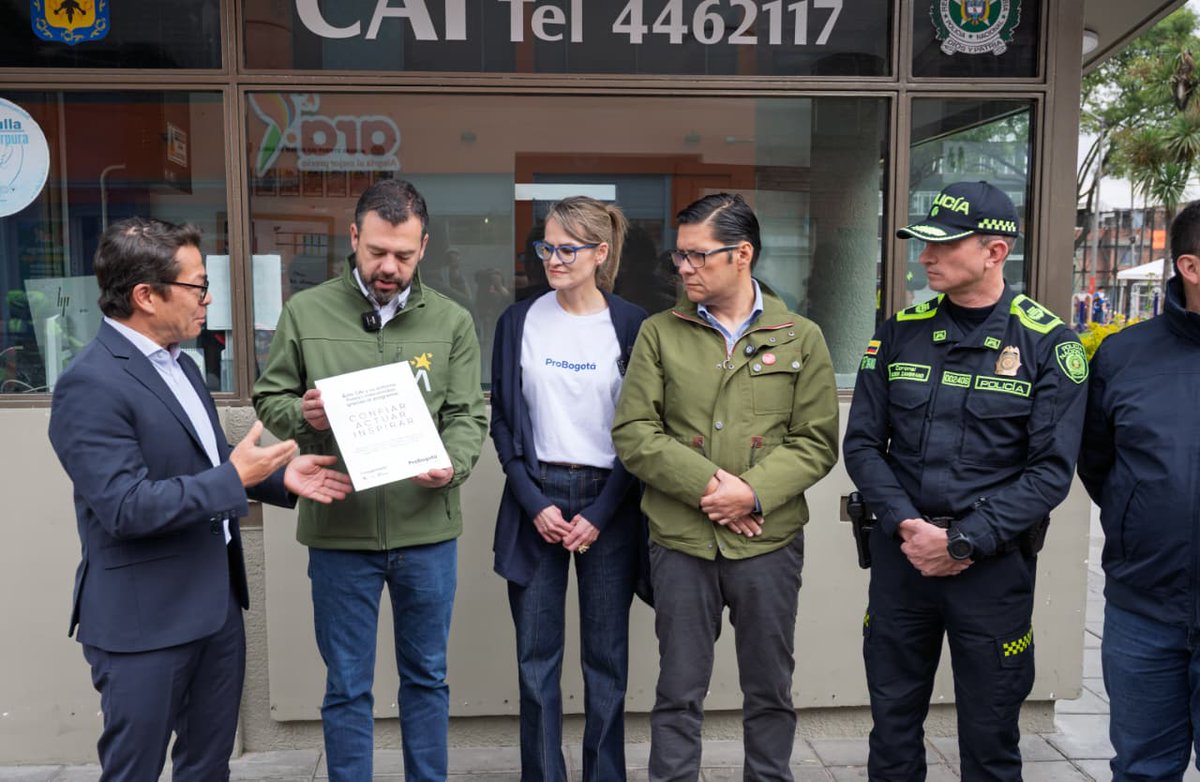 Bogota's tweet image. 🧵1/3
#AEstaHora el alcalde @CarlosFGalan participa en la presentación del programa Confiar, Actuar, Inspirar, una alianza entre el sector público y privado que fortalece las condiciones de trabajo de la Policía en Bogotá.