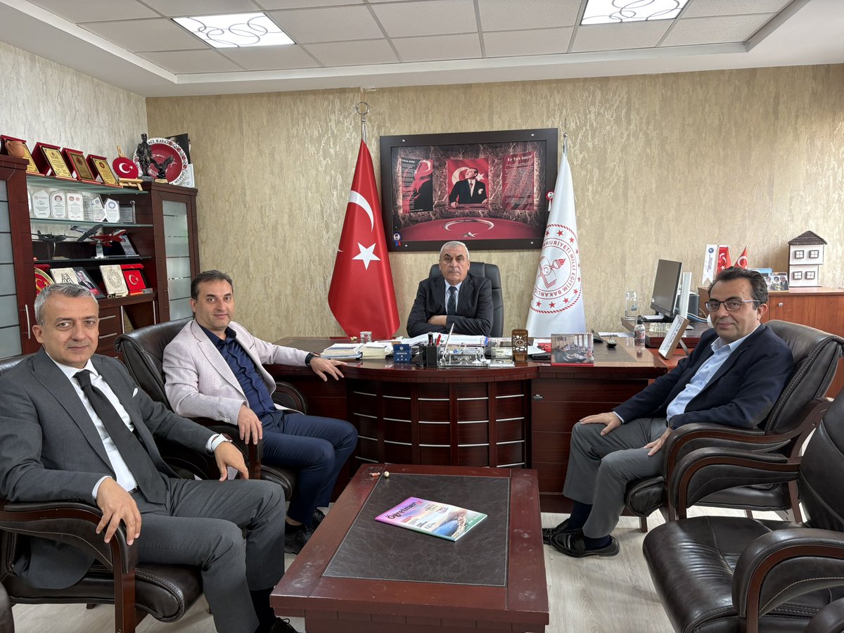 Nesibe Aydın Okulları Kurucuları Ömür Özkan ve Mustafa Özkan ile Okul Müdürü Ahmet Oba, İlçe Millî Eğitim Müdürümüz Hacı Kaya’yı makamında ziyaret etti.
Eğitim çalışmaları üzerine yapılan görüşmede, nazik ziyaretleri için teşekkür ederiz.