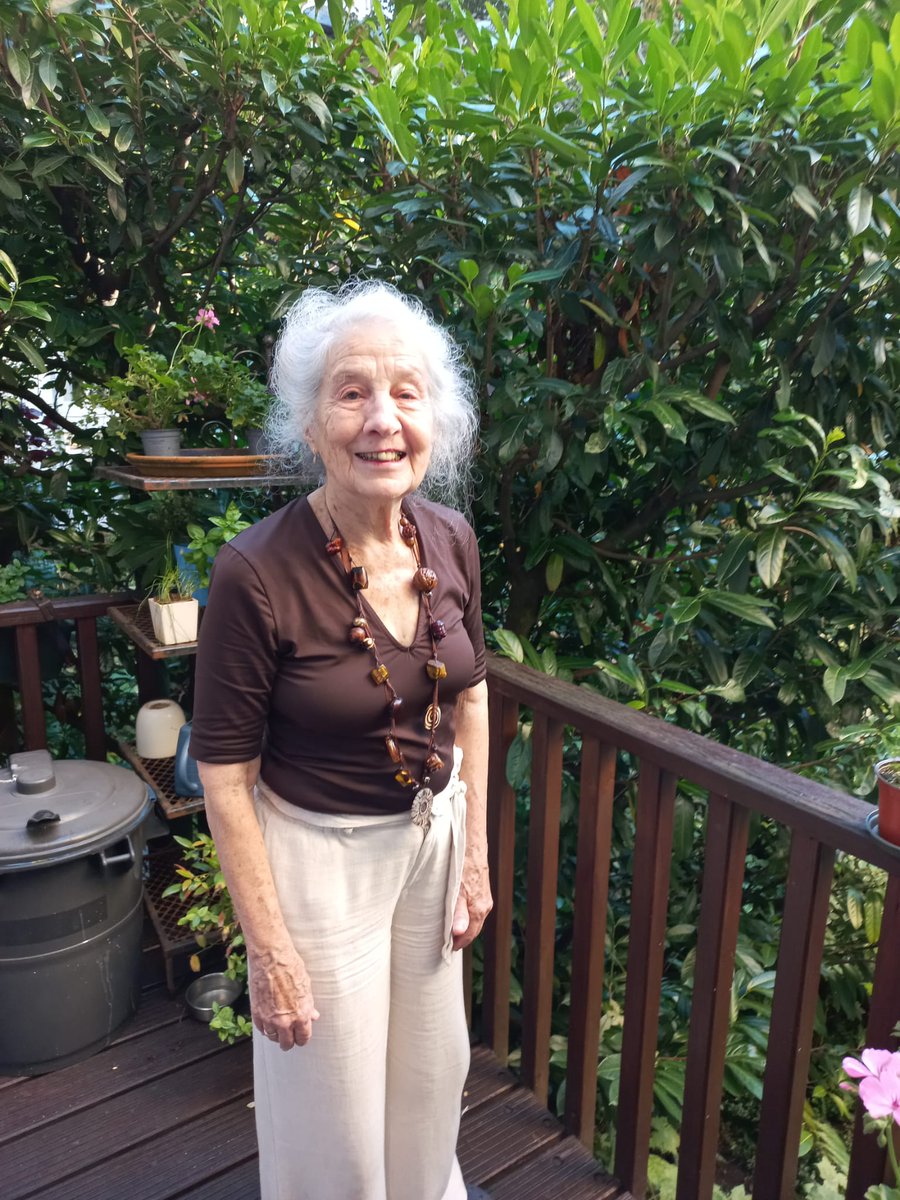 Mijn moeder (1936) schreef een boek over 350 jaar geschiedenis van (Nederlands) Indië; het land waar zij de eerste 14 jaar van haar leven doorbracht en meemaakte dat het land zichzelf onafhankelijk verklaarde. Bestellen in NL via: sites.google.com/view/voordat-i…