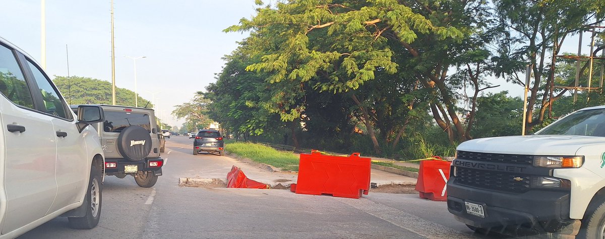 ReporteTab's tweet image. Obras improvisadas en Av. Bicentenario de nuevo generan gran caos #Vial y ponen en riesgo el inicio del Festival del Chocolate.

El ayuntamiento de @CentroInforma vuelve a generar cuellos de botella 

shorturl.at/cFFPA

#RT #Villahermosa #Tabasco