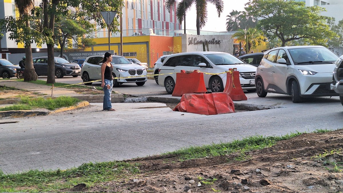 ReporteTab's tweet image. Obras improvisadas en Av. Bicentenario de nuevo generan gran caos #Vial y ponen en riesgo el inicio del Festival del Chocolate.

El ayuntamiento de @CentroInforma vuelve a generar cuellos de botella 

shorturl.at/cFFPA

#RT #Villahermosa #Tabasco