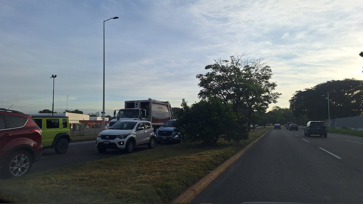 ReporteTab's tweet image. Obras improvisadas en Av. Bicentenario de nuevo generan gran caos #Vial y ponen en riesgo el inicio del Festival del Chocolate.

El ayuntamiento de @CentroInforma vuelve a generar cuellos de botella 

shorturl.at/cFFPA

#RT #Villahermosa #Tabasco