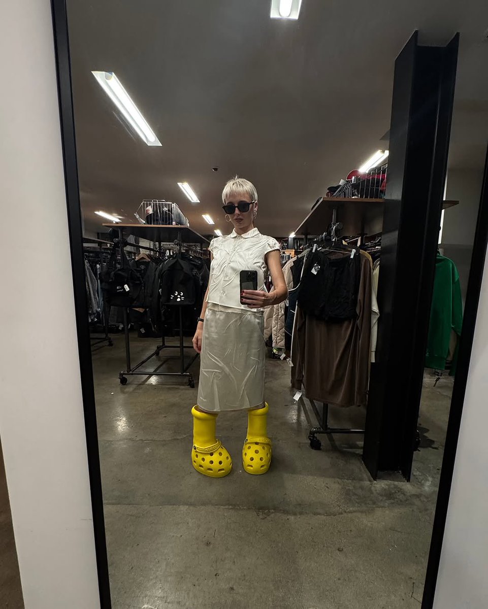 Emma Chamberlain shares new photos via Instagram.