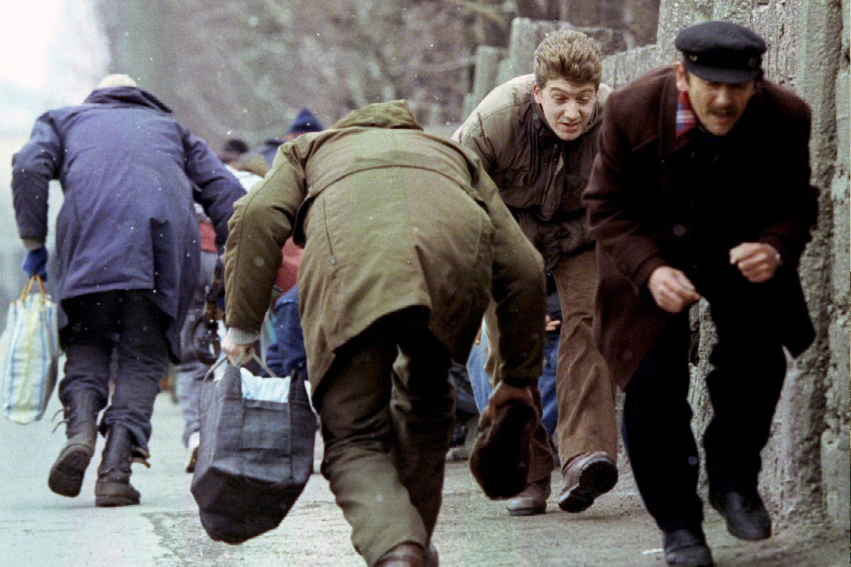 Soruşturma açıldı: Avrupalı zenginler Yugoslavya iç savaşında "eğlence" için keskin nişancılık yapmış!

İtalya'da savcılık "hafta sonu keskin nişancıları" olarak tanımlanan, 1992-1995 yılları arasında yüksek meblağlar ödeyerek sivillere ateş açmak için Saraybosna'ya giden