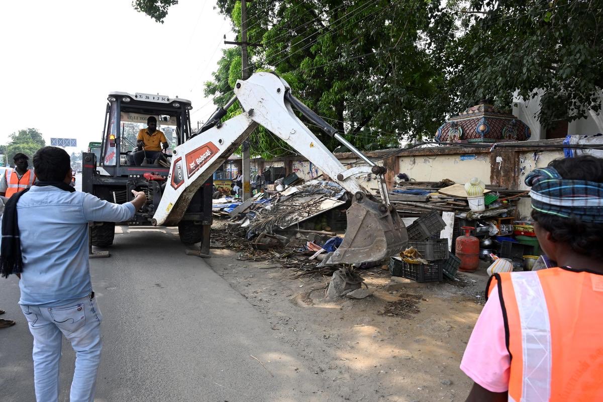 Highways Department removes encroachments on Mettupalayam Road #Coimbatore