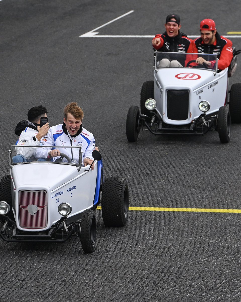 PaloCTMV2's tweet photo. El desfile de pilotos del GP de Brasil fue uno de los más divertidos y desordenados de este 2025.
#GPBrasil #brasilgp https://t.co/cFJIUOMHhX