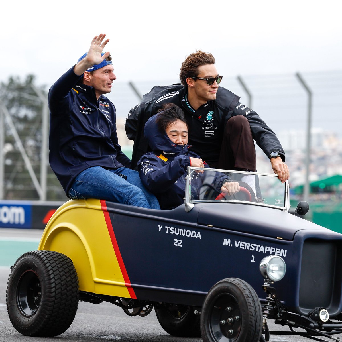 PaloCTMV2's tweet photo. El desfile de pilotos del GP de Brasil fue uno de los más divertidos y desordenados de este 2025.
#GPBrasil #brasilgp https://t.co/cFJIUOMHhX