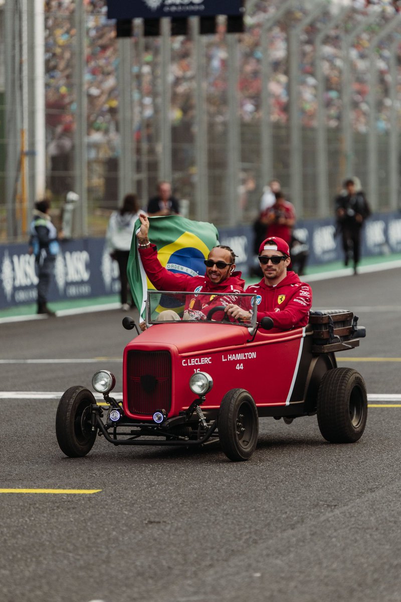 PaloCTMV2's tweet photo. El desfile de pilotos del GP de Brasil fue uno de los más divertidos y desordenados de este 2025.
#GPBrasil #brasilgp https://t.co/cFJIUOMHhX