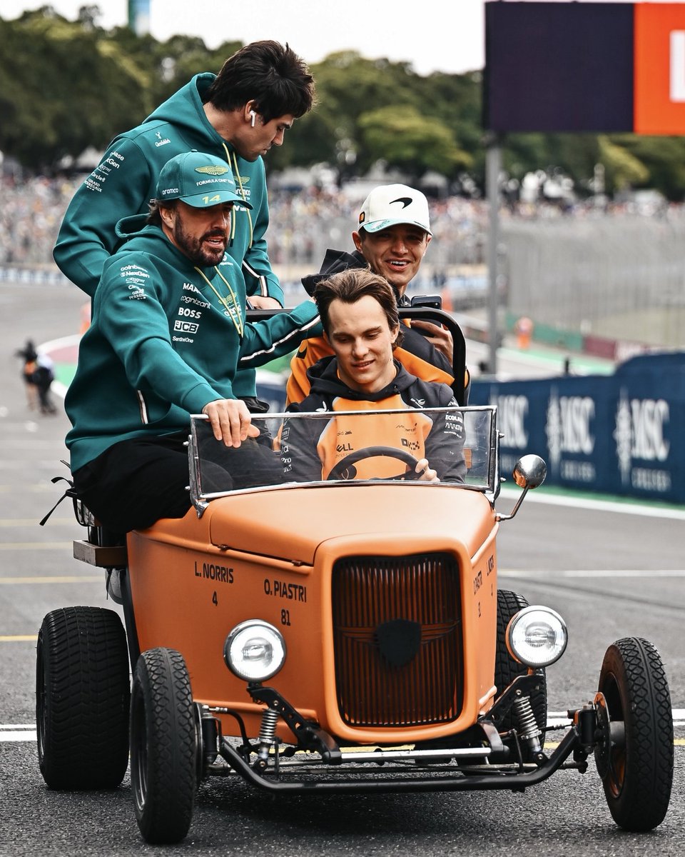PaloCTMV2's tweet photo. El desfile de pilotos del GP de Brasil fue uno de los más divertidos y desordenados de este 2025.
#GPBrasil #brasilgp https://t.co/cFJIUOMHhX