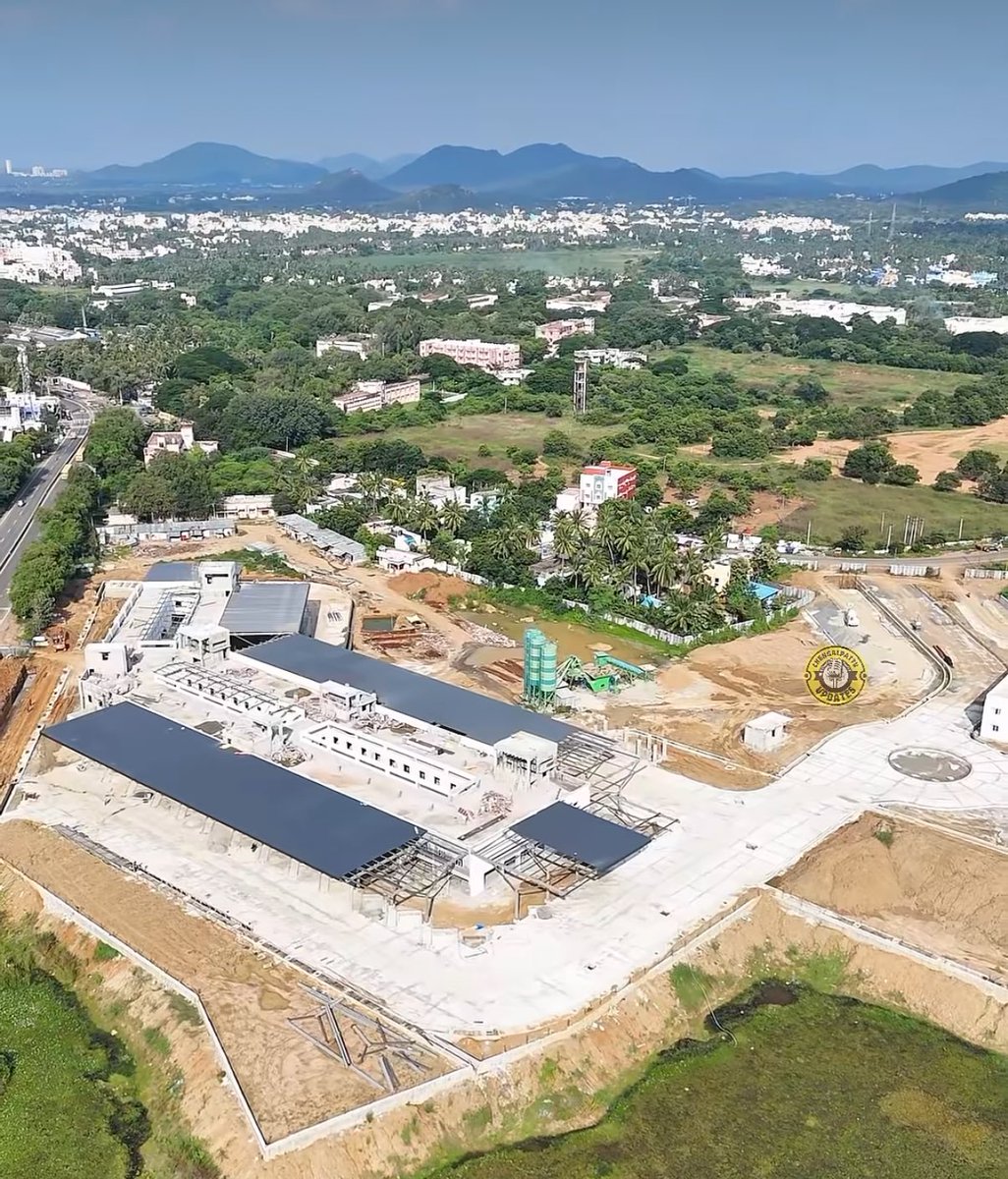 Status of the 130 Crs Chengalpattu Bus Terminal. The 10 acre facility will have 46 bus bays &amp; can handle 600 buses per day with parking space for bikes &amp; cars... #Chengalpattu #Infra 🏗️🚌
P.C : m2_ dronepilot (IG)