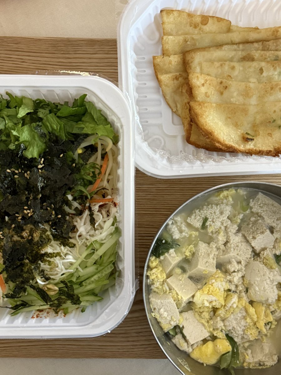 gettingbetter_b's tweet image. 251113
아침. 두유
점약. 게장보리밥정식
저녁. 야근 후 피티 후 늦게.. 남아있던 두부계란국이랑 납작만두

야채를 먹고팠는데 샐러디 같은곳의 비싸고 양많은 샐러드는 싫고.. 마침 분식집 납작만두 발견😋
만두 좀 남기고 소스 덜 먹으면 꽤 괜찮은 식단일듯